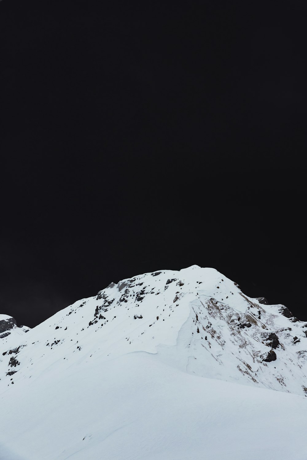 雪をかぶった山の写真撮影