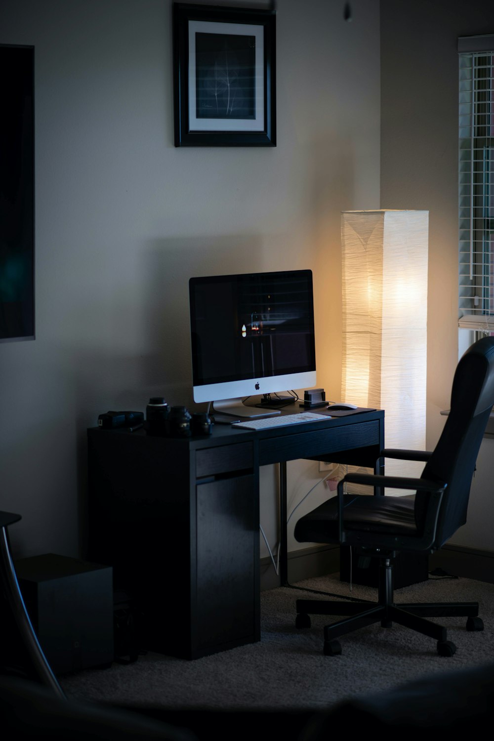 silver iMac on desk