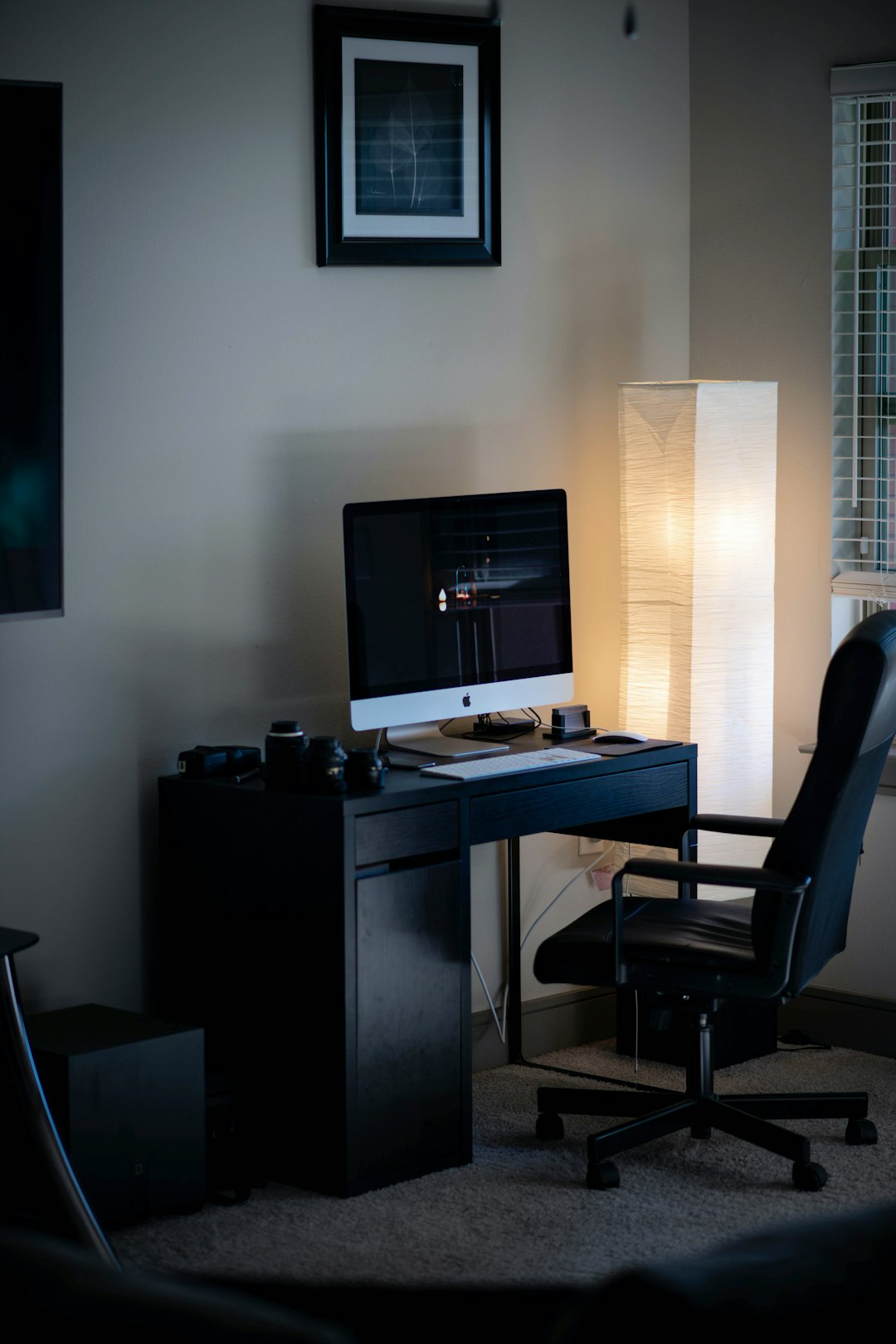 silver iMac on desk