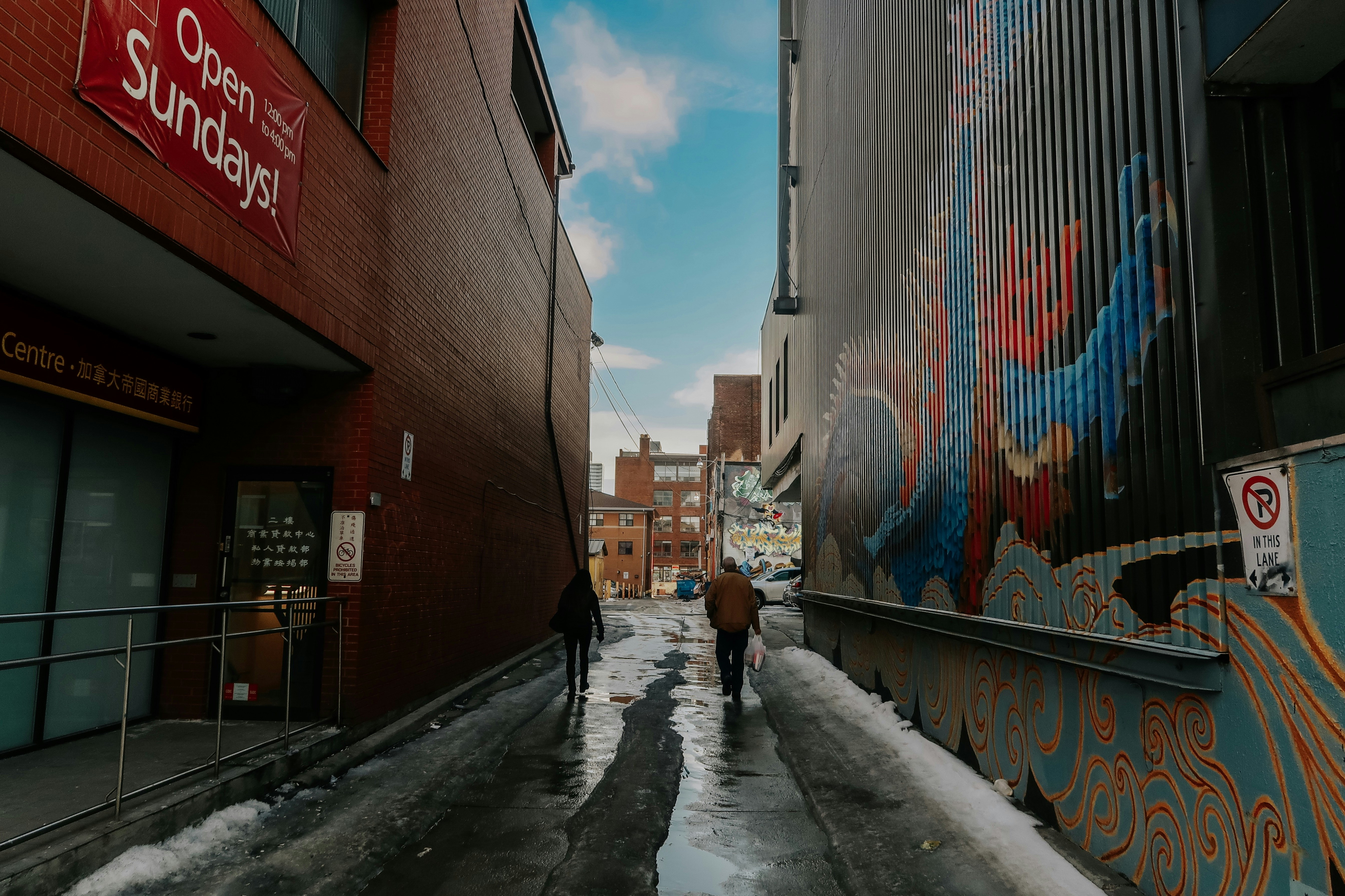 골목을 걷는 남자