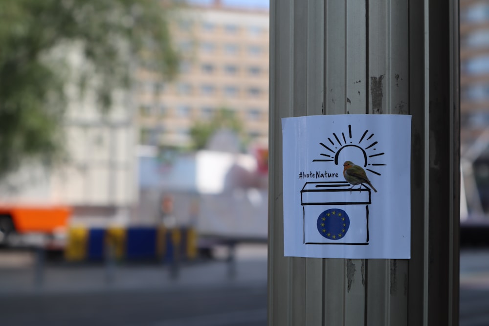 Ein Aufkleber an einer Stange auf einer Straße in der Stadt