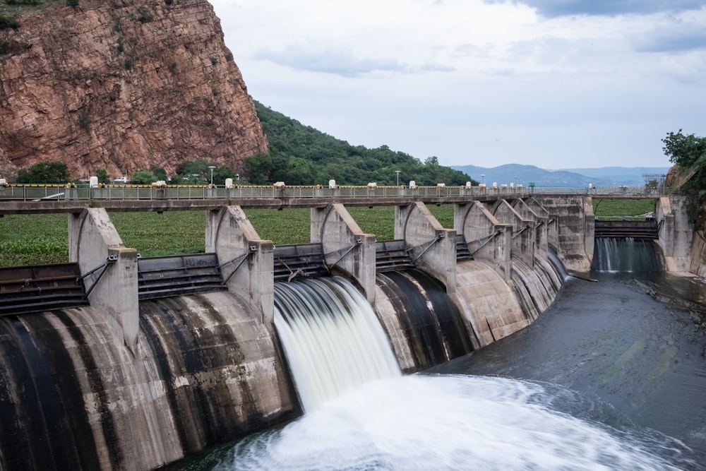 gray concrete dam