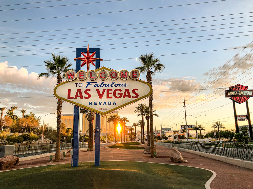 Outdoor de Las Vegas Nevada sob o céu branco e azul