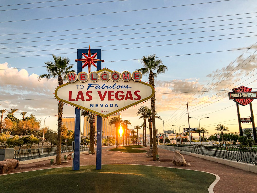 Valla publicitaria de Las Vegas Nevada bajo cielo blanco y azul