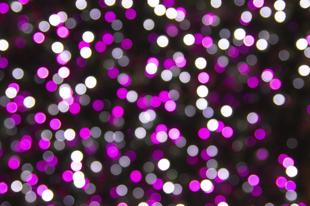 Weiße und violette Bokeh-Lichter