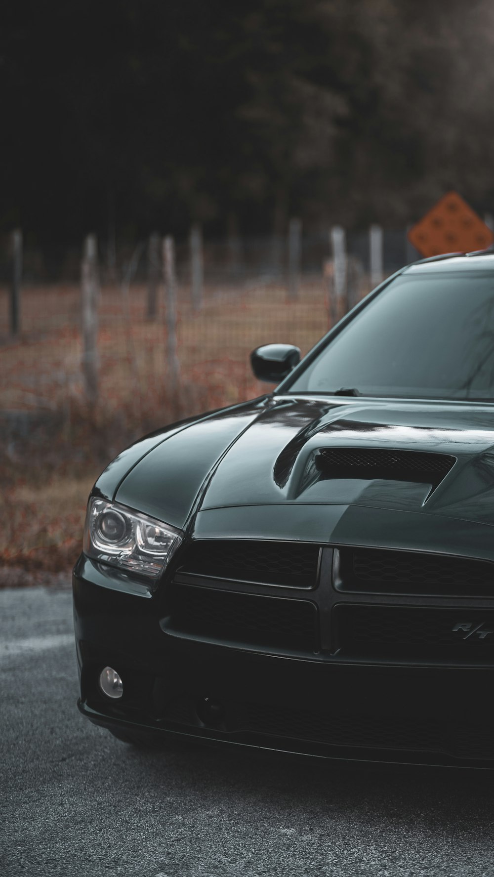 Dodge Charger negro estacionado en el espacio de estacionamiento