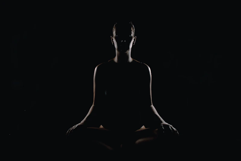 Pessoa em pose de meditação, ambiente calmo
