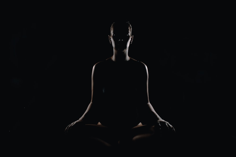 Persona haciendo la postura de meditación