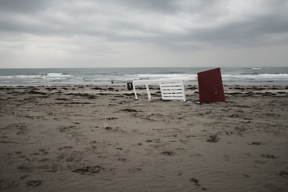 Table en bois blanc près du bord de mer sous le ciel blanc et gris