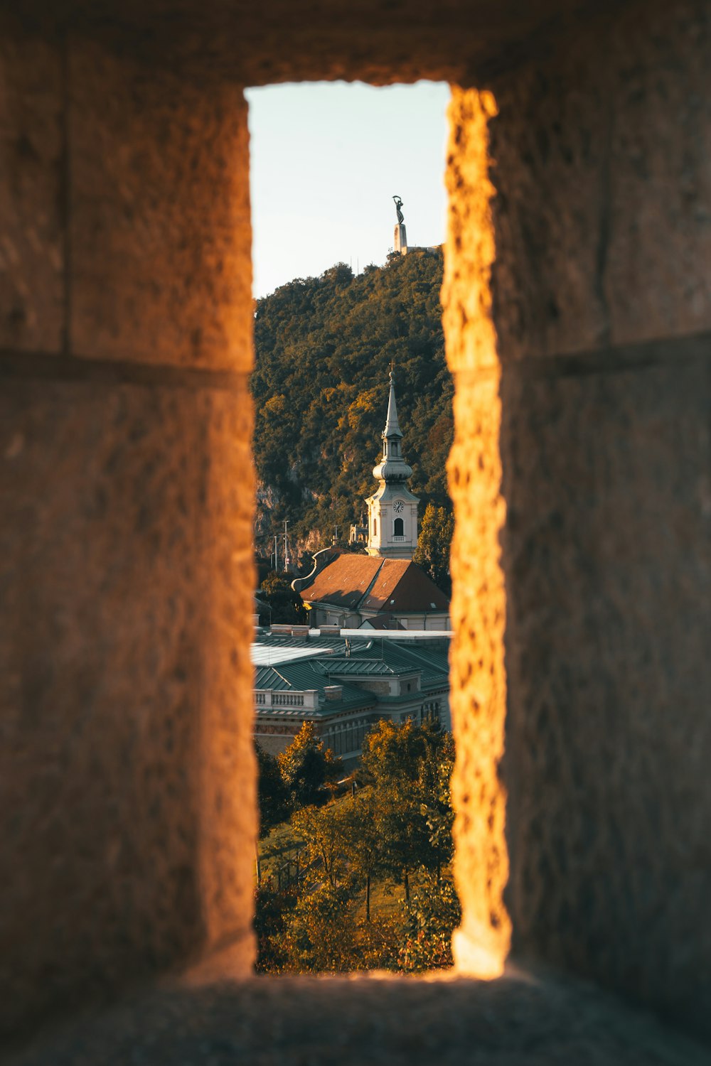 Blick auf eine Kathedrale aus dem Fenster