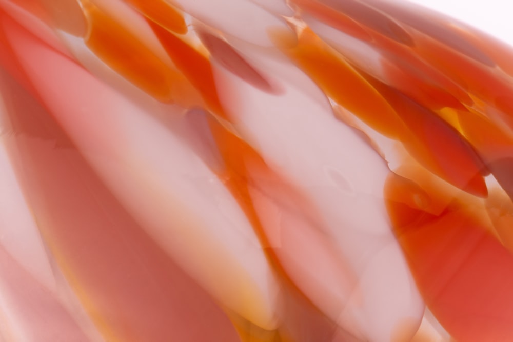 uma visão de perto de um objeto laranja e branco