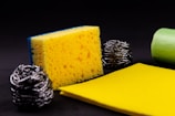 yellow sponge between two steel wools