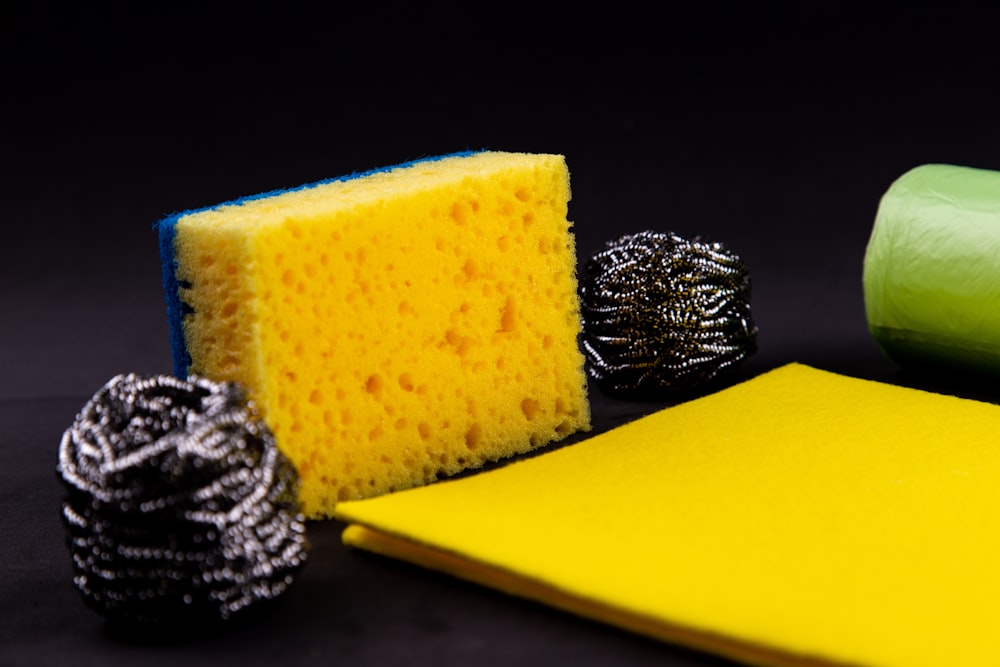 yellow sponge between two steel wools