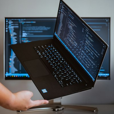 Leonardo Felipe trabalhando em projeto de site