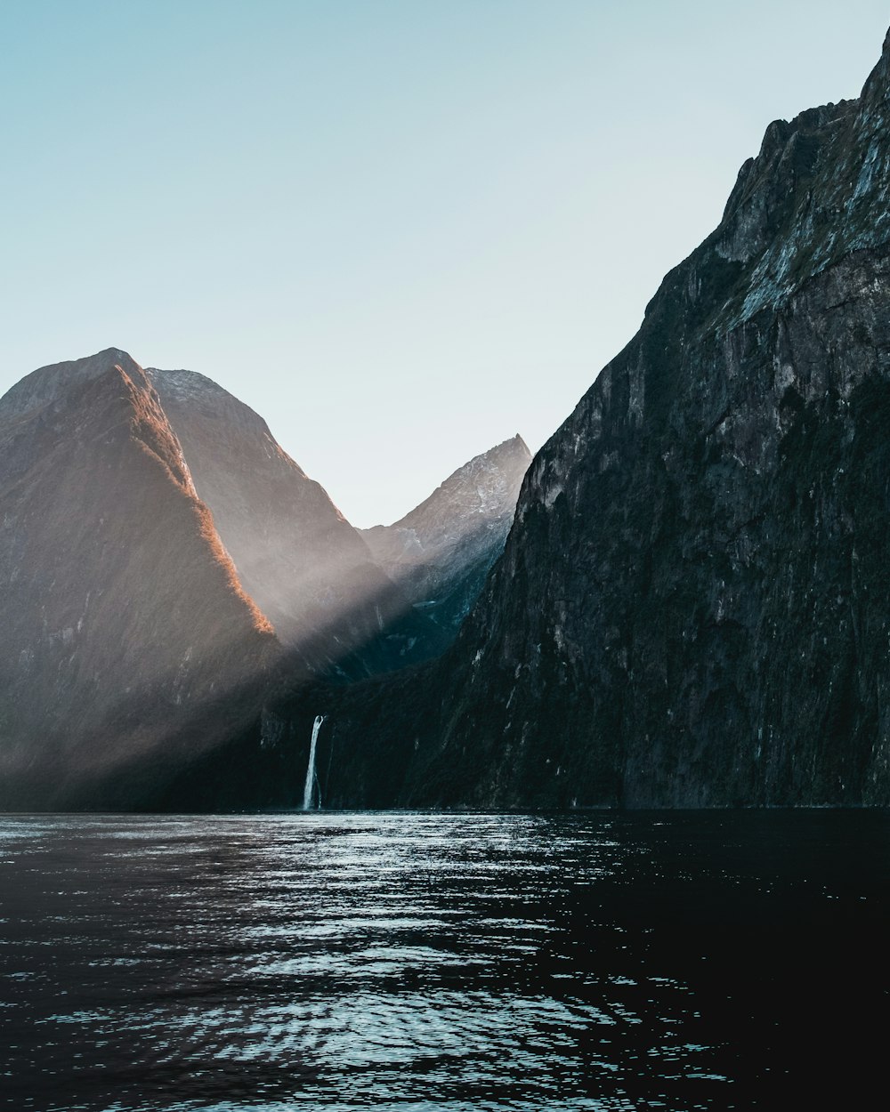 Cuerpo de agua bajo el cielo azul