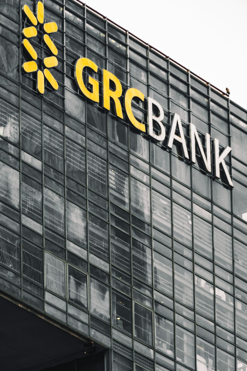 photographie couleur sélective d’un immeuble de grande hauteur en verre de la banque GRC