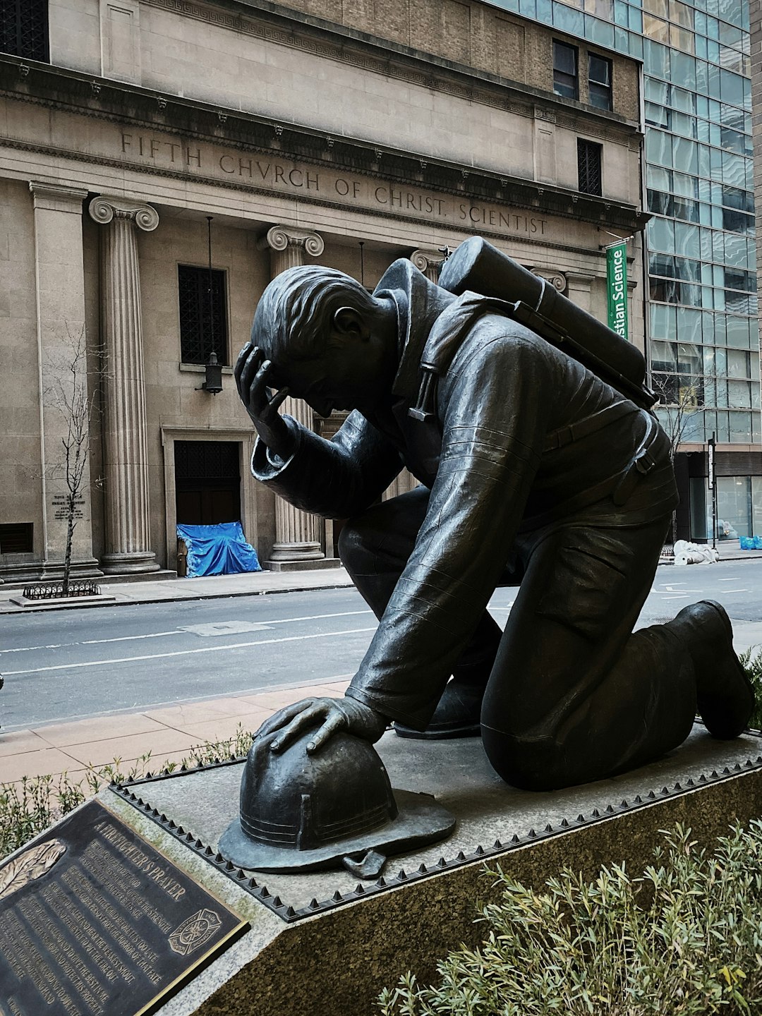 soldier kneeling on the ground statue
