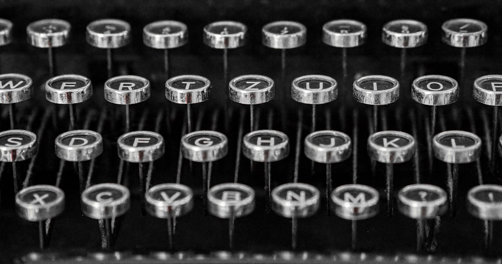 Máquina de escribir negra y gris