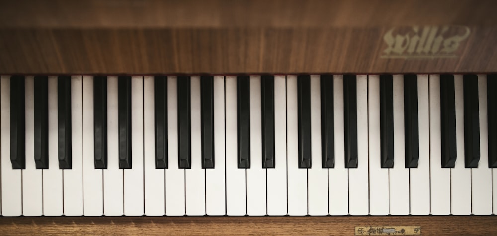 갈색, 흰색, 검은색 피아노 건반