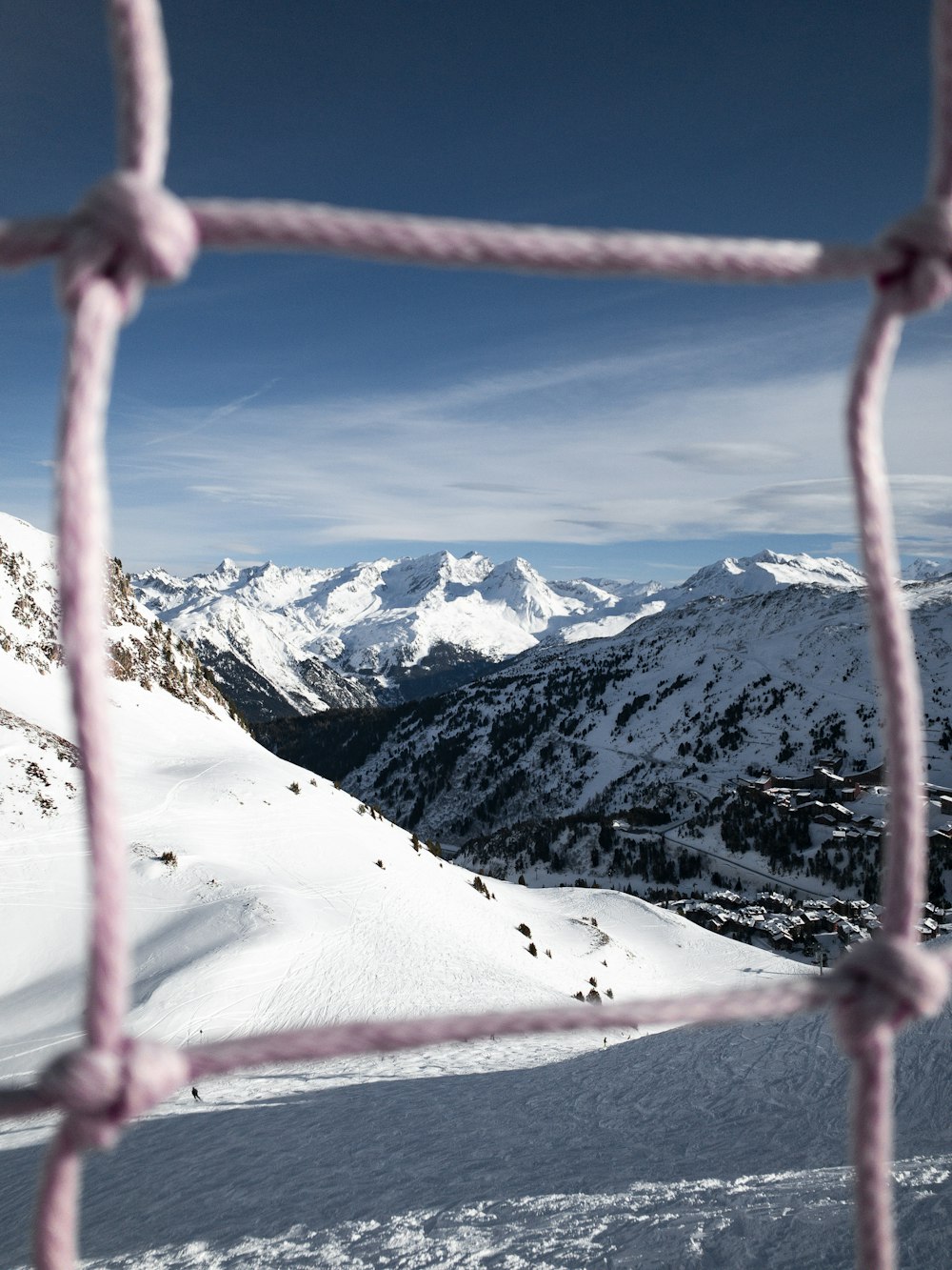 Tagsüber schneebedeckte Felsformation