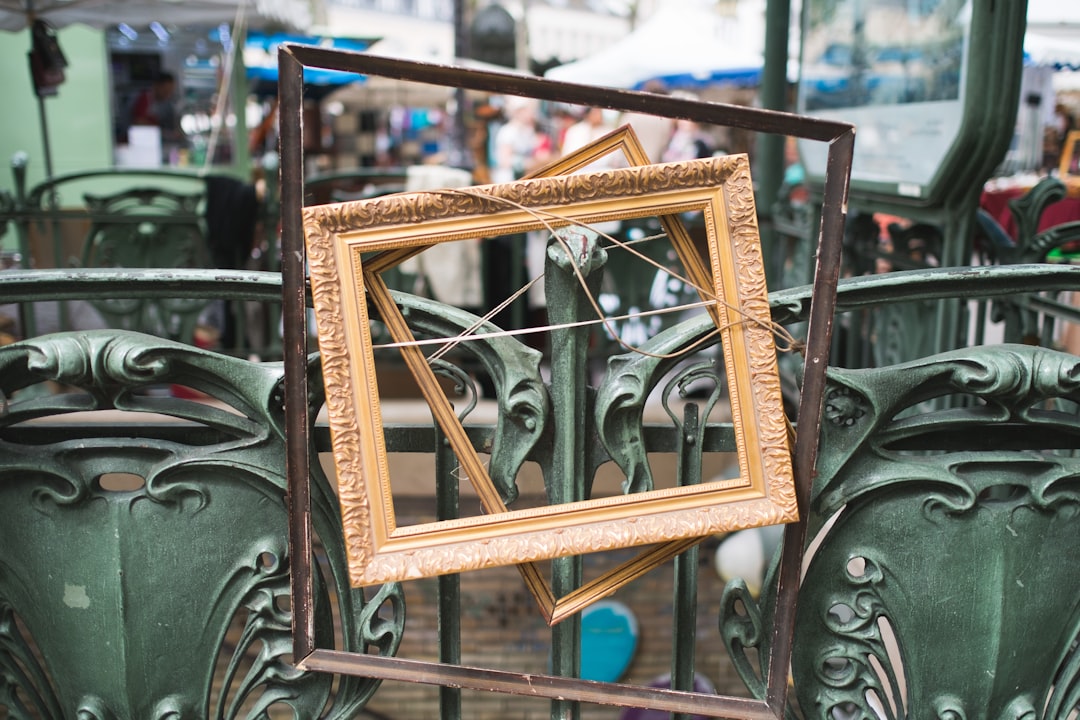 shallow focus photo of brown wooden frame