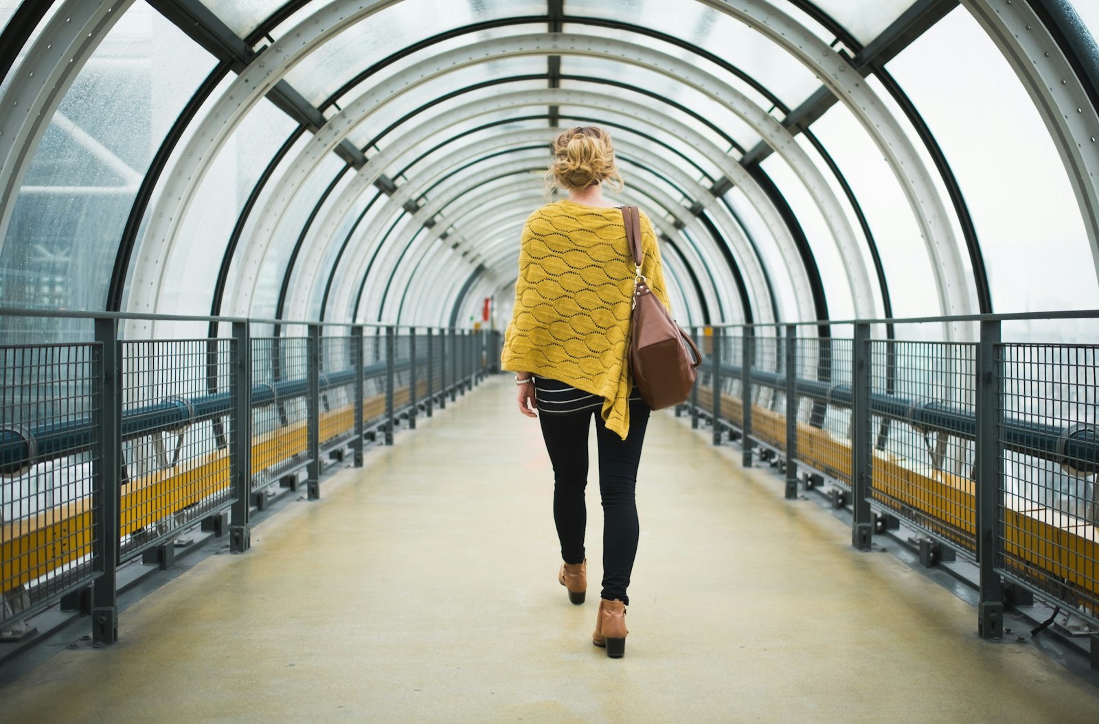 Fujifilm X-E1 + Fujifilm XF 23mm F1.4 R sample photo. Woman walking on bridge photography