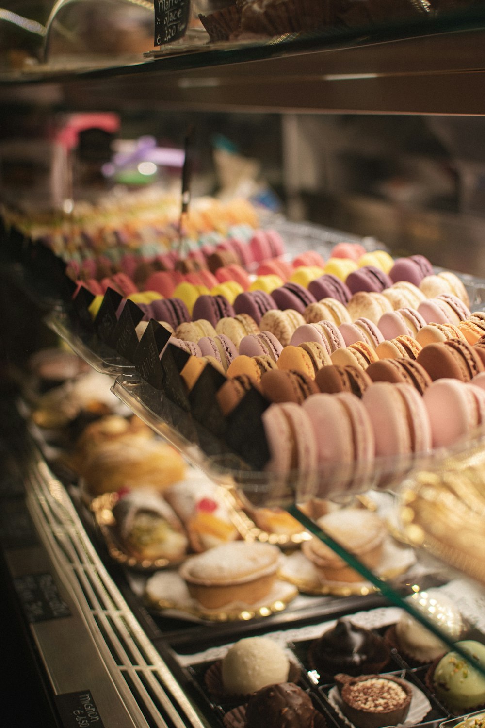 Des macarons français à l’intérieur d’une vitrine en verre