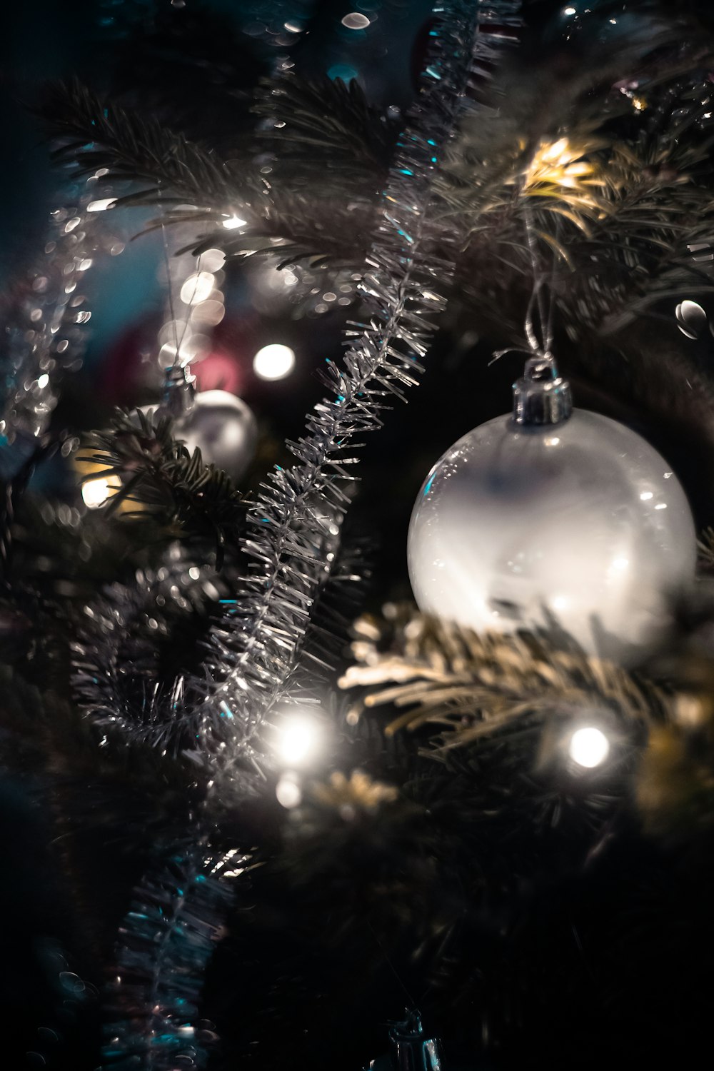 boules de Noël suspendues dans un sapin de Noël