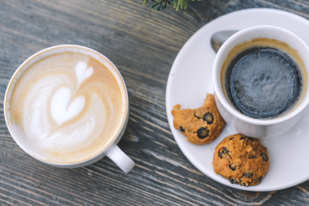 fotografia flat-lay de xícara de café com biscoitos de chocolate