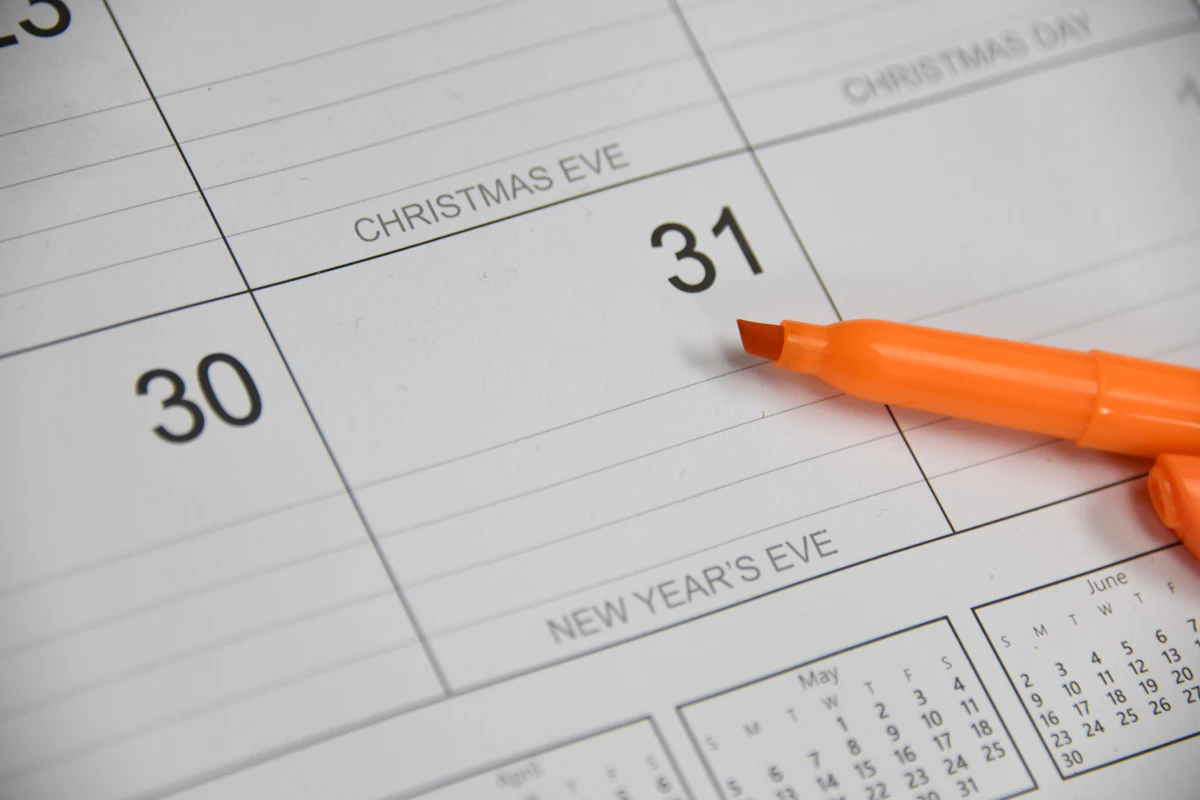 Kalender bulanan dengan beberapa tanggal ditandai spidol dan sebagian besar kotak dibiarkan kosong