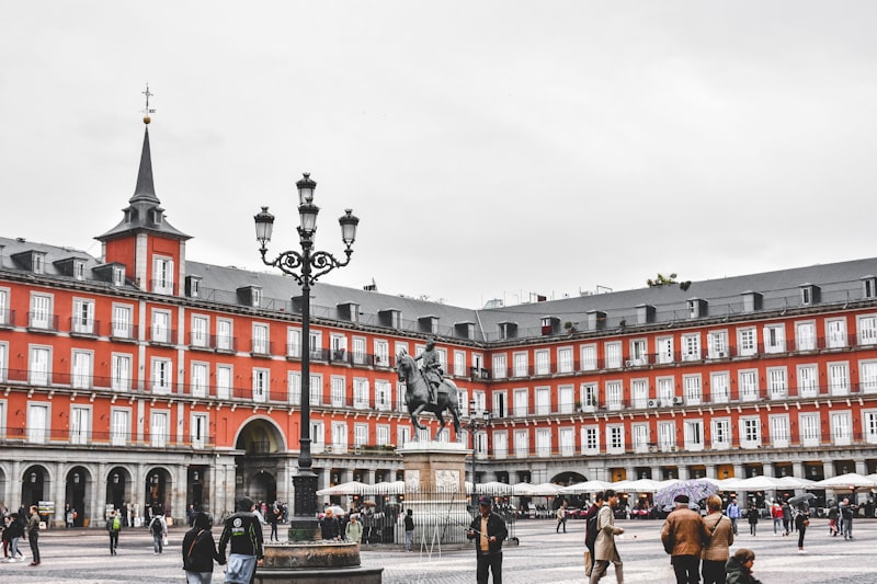 Plaza con visitantes y arquitectura histórica