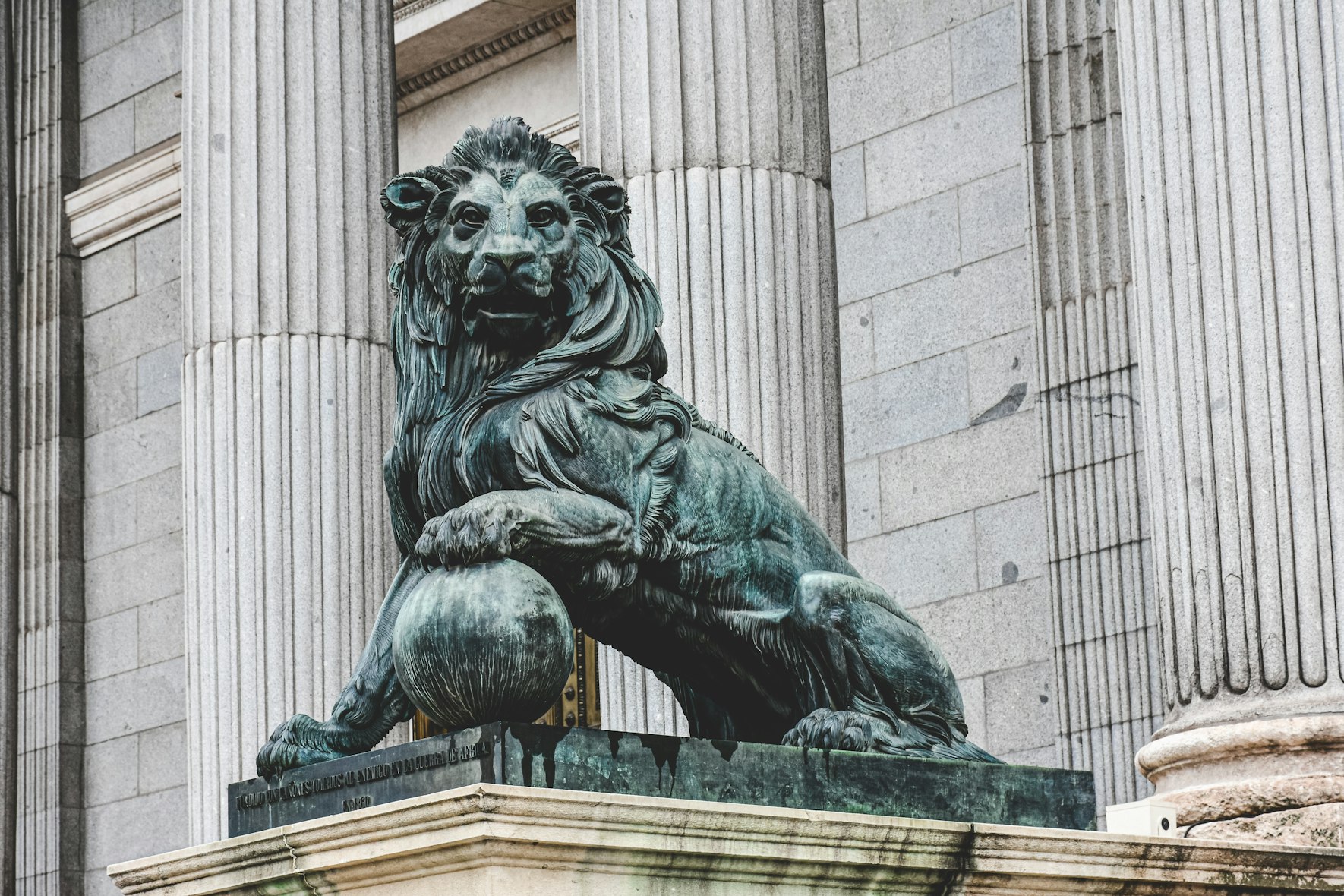 estatua de león