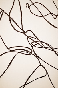 Arte abstrata em linhas, metáfora para o refinamento da escuta na supervisão clínica.