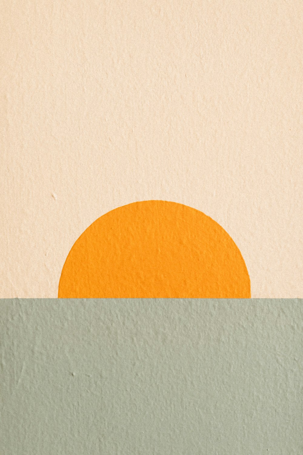 Una pintura de un sol naranja en medio de un cuerpo de agua