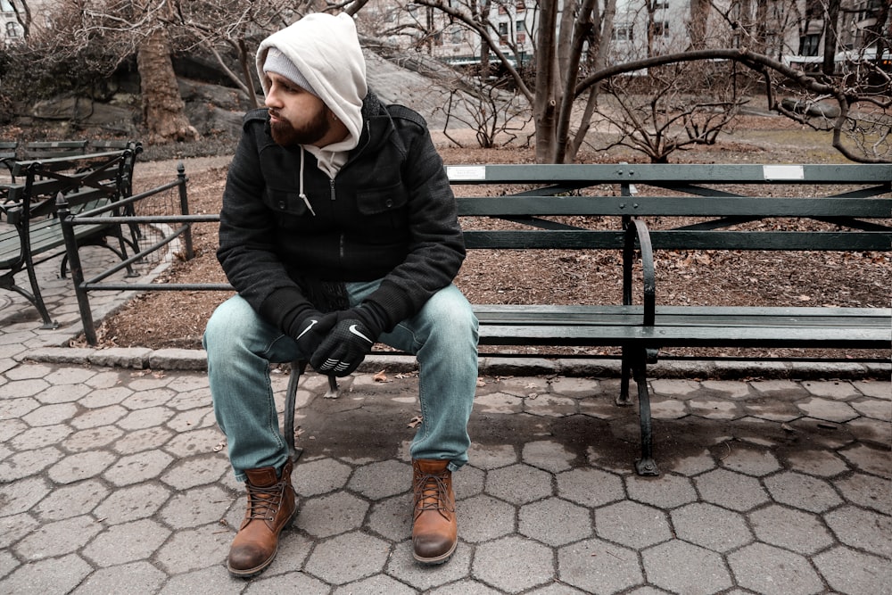 homme assis sur un banc