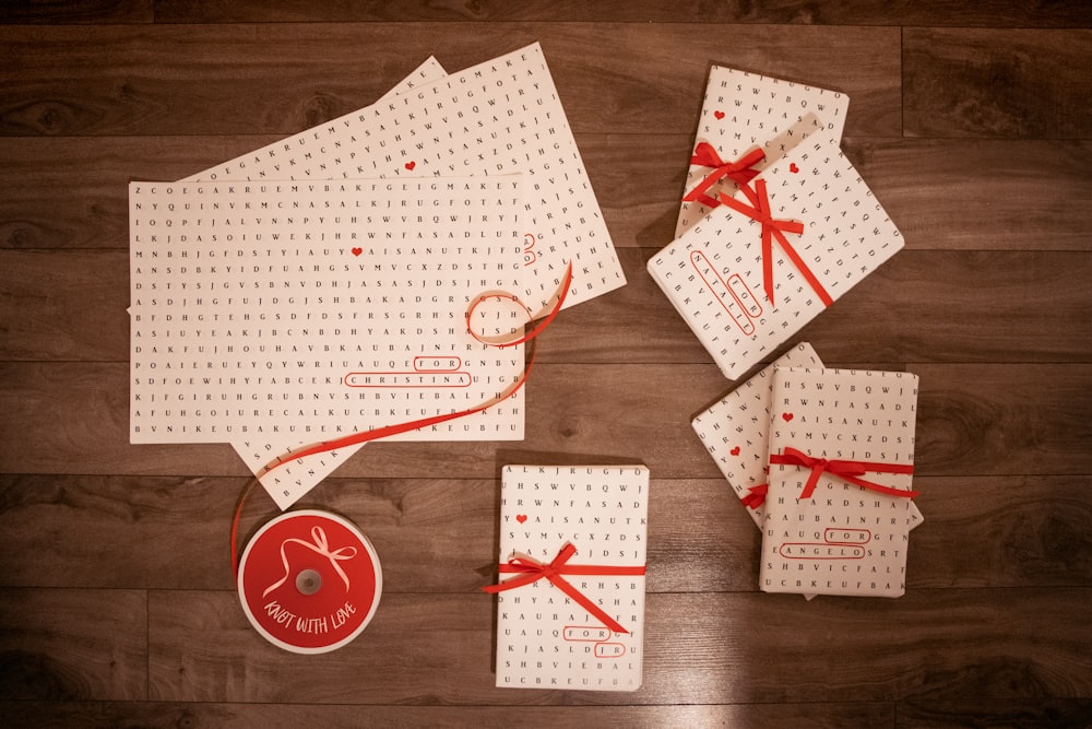 Cajas de regalo blancas y rojas
