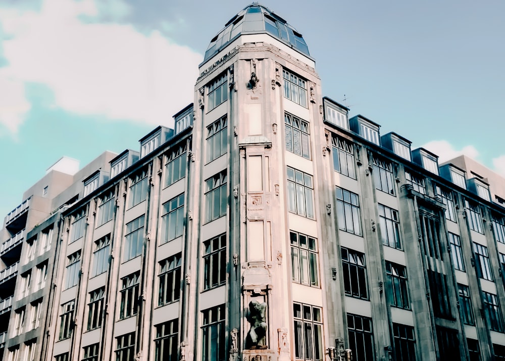 edifício de concreto branco