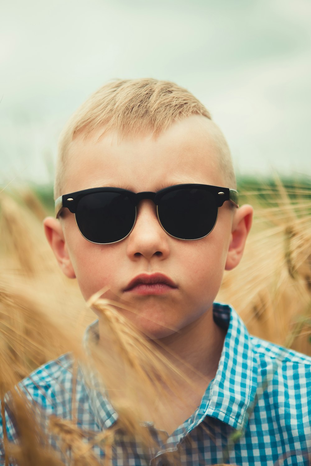 garçon portant des lunettes de soleil noires