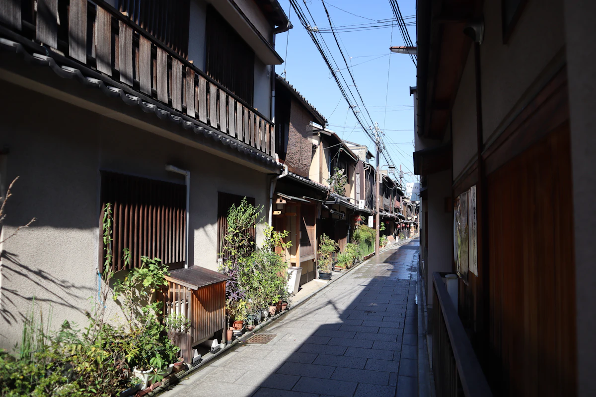 京都の住宅街にある、家々のあいだの歩道（イメージ写真）