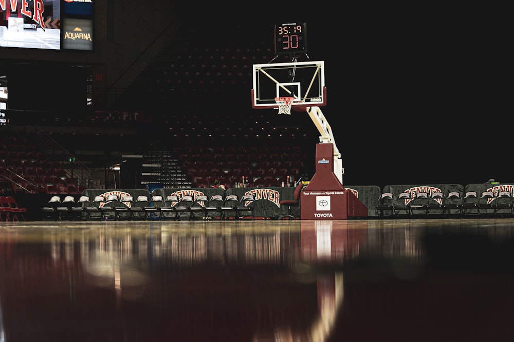 canasta de baloncesto blanca y roja