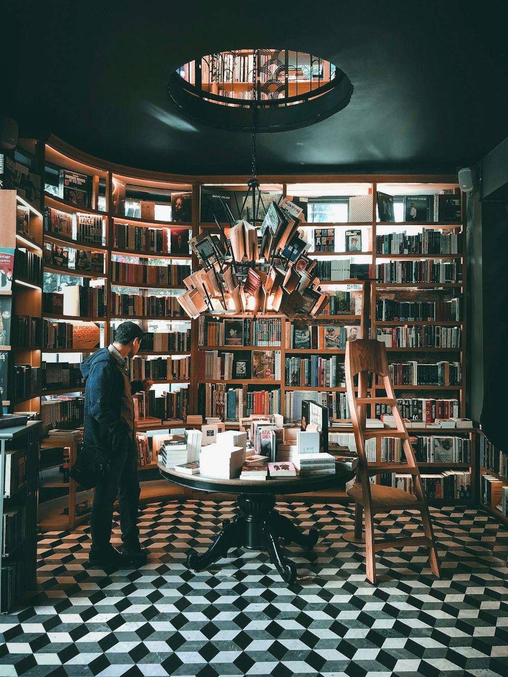 homme debout à côté d’une table à l’intérieur de la pièce