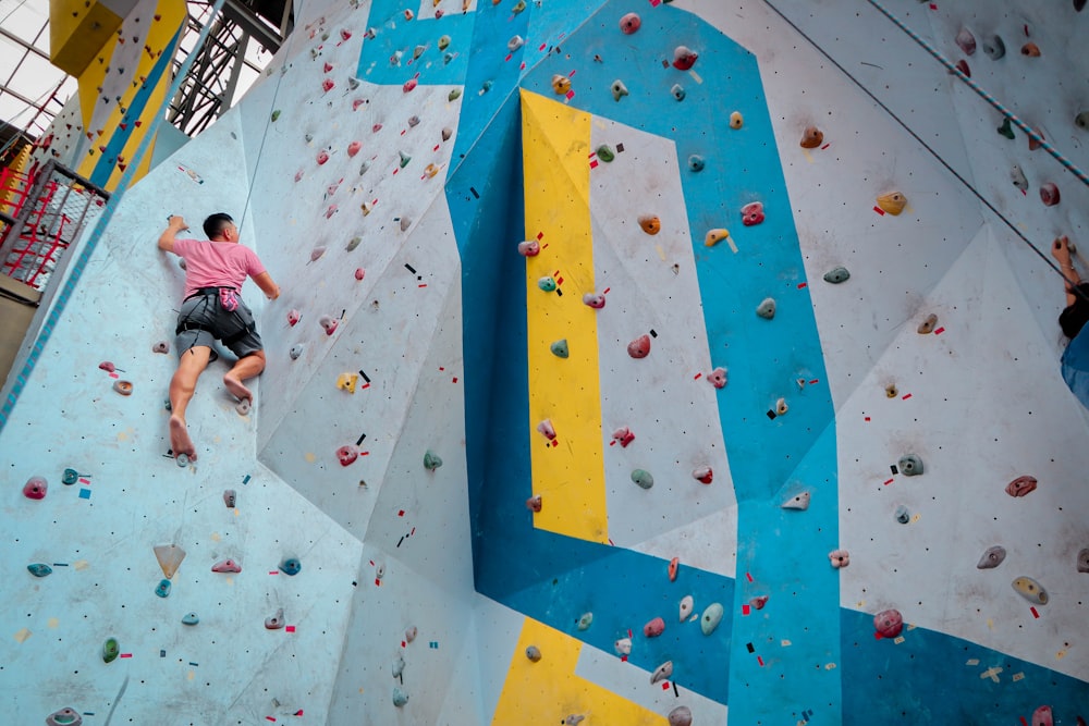 uomo che fa arrampicata su parete