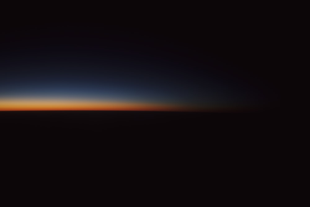 太陽が地球の地平線に沈んでいる