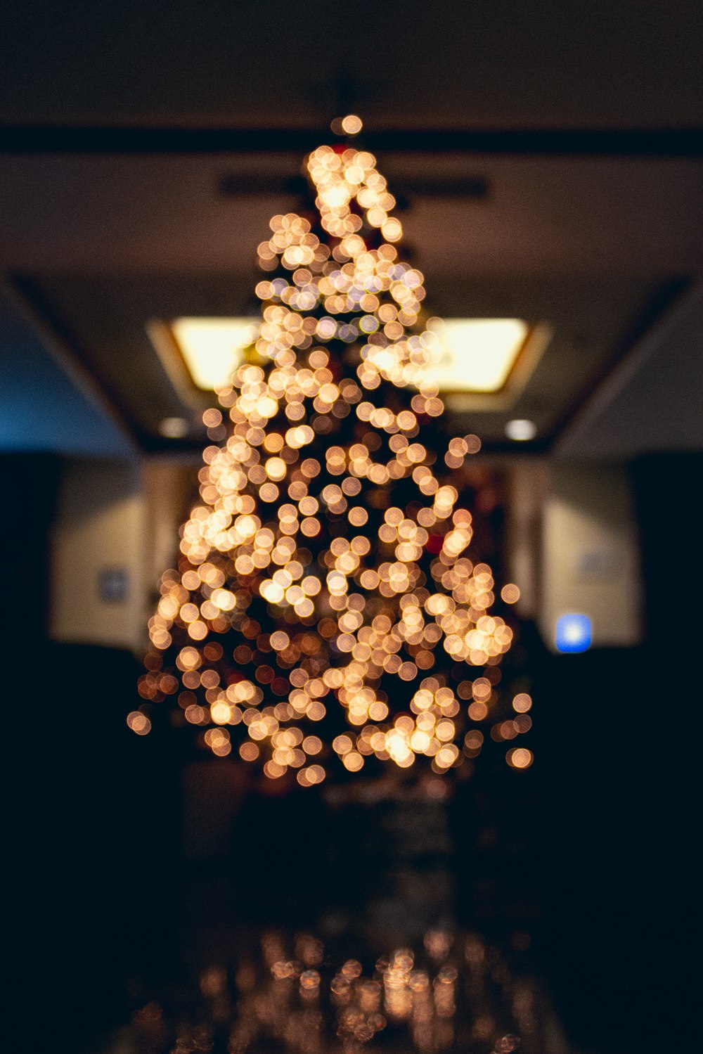 Uma árvore de Natal iluminada em um quarto escuro