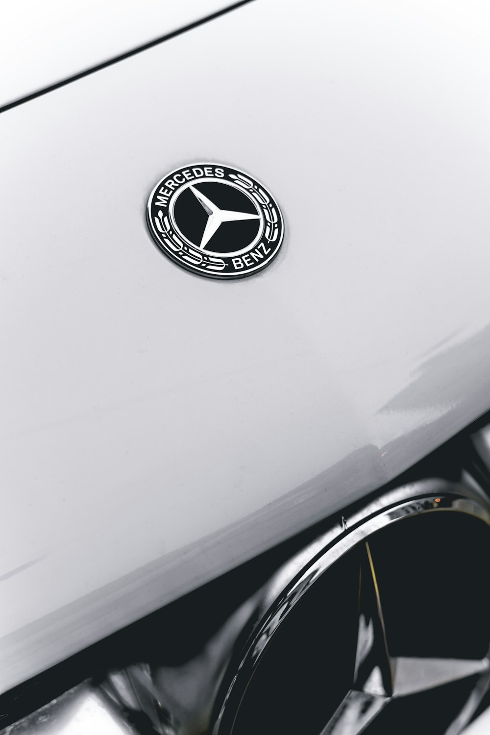 Un primo piano di un emblema Mercedes su un'auto