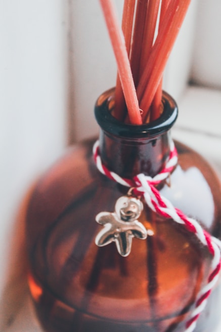 Elegant glass bottle of foleré gingembre surrounded by fresh ginger roots