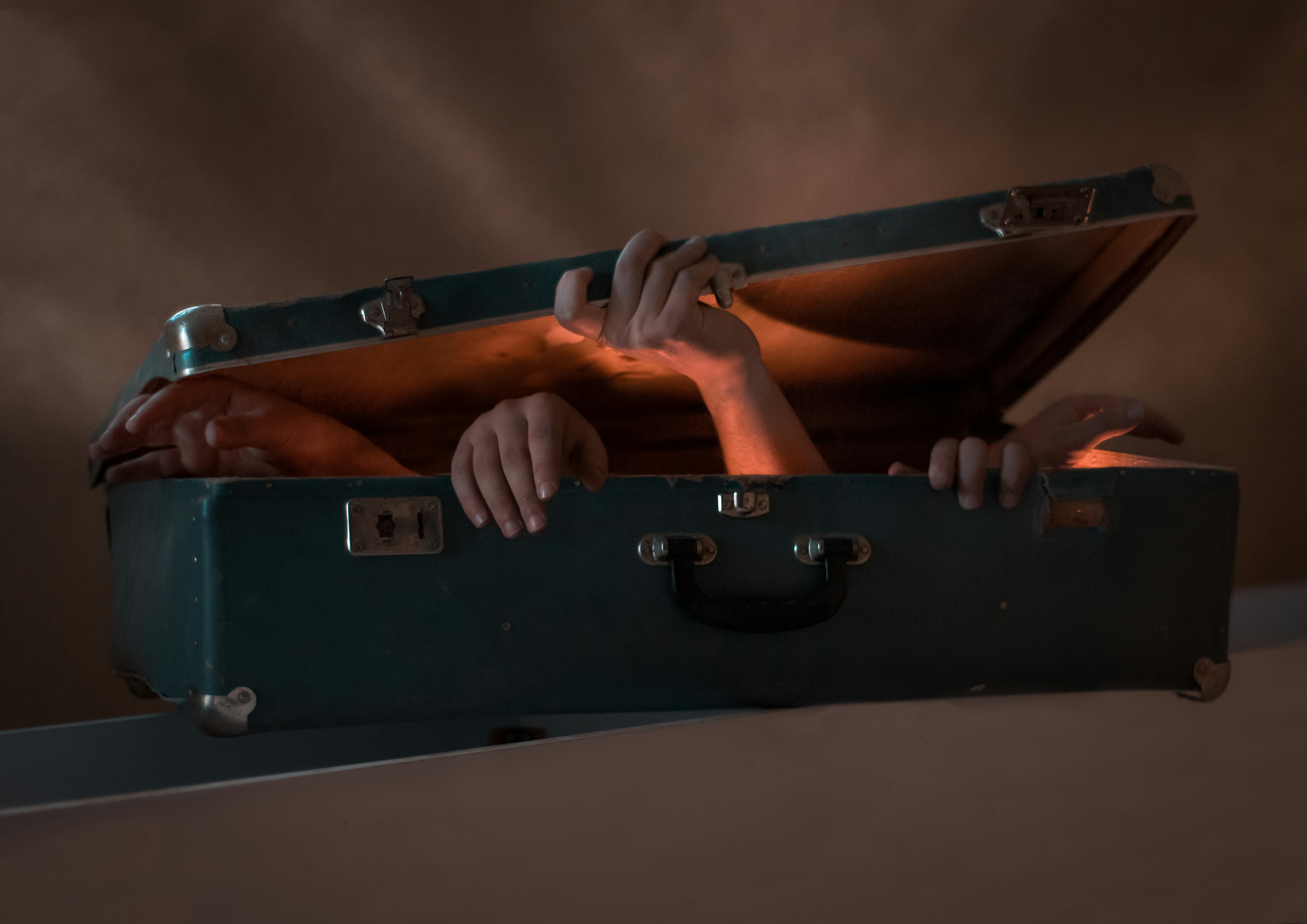 マジックショーの緑色のブリーフケースの中に2人