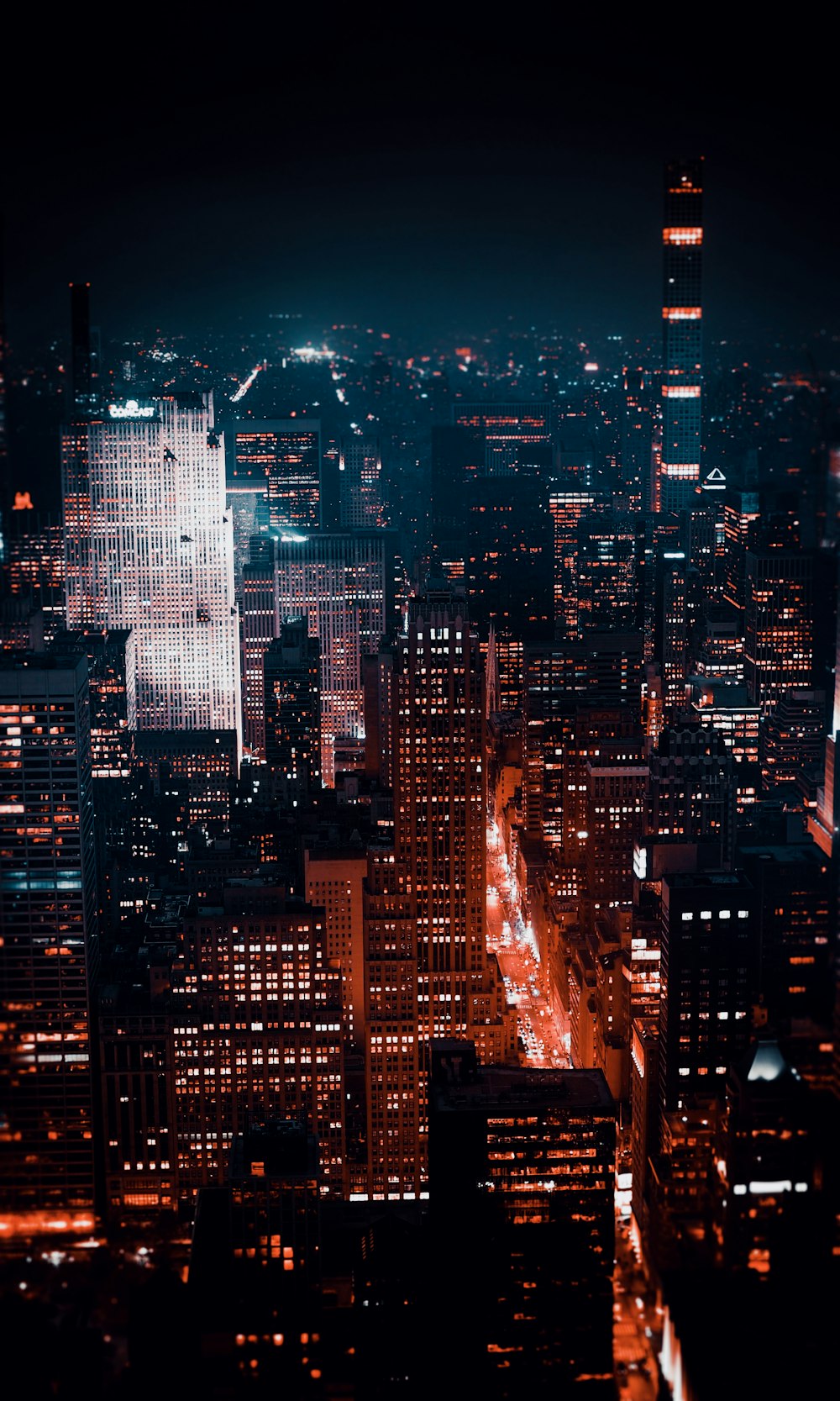 夜間の高層ビルが立ち並ぶ街の航空写真