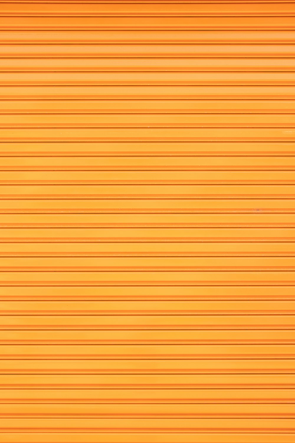 un fond orange avec des lignes horizontales