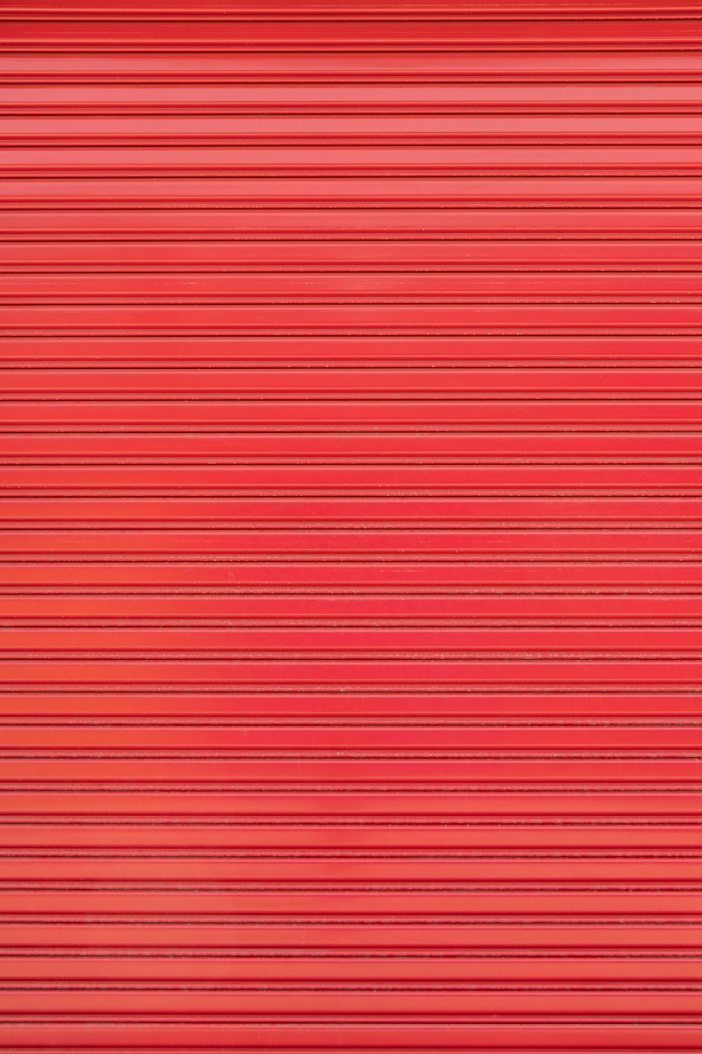 un fondo rojo con líneas horizontales